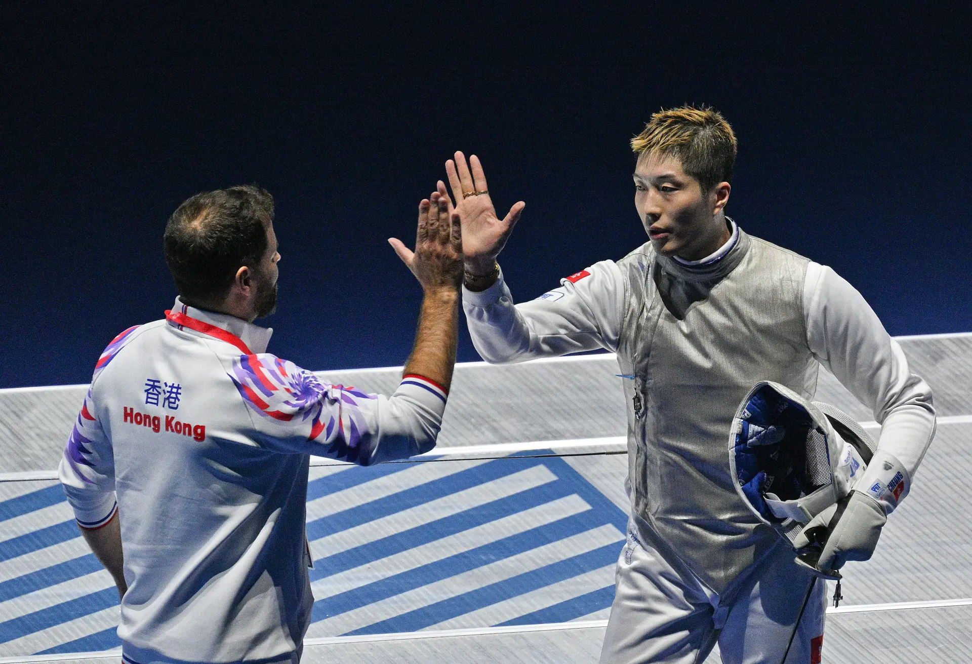 當日賽事可謂一波三折。作為主場焦点的張家朗在分組賽中狀態神勇，6戰全勝順利晉級淘汰賽，其後在16強以15:5輕取曹博，再以穩健發揮擊敗吳斌闖入四強，與福建名將許杰狹路相逢。(圖：新華社)