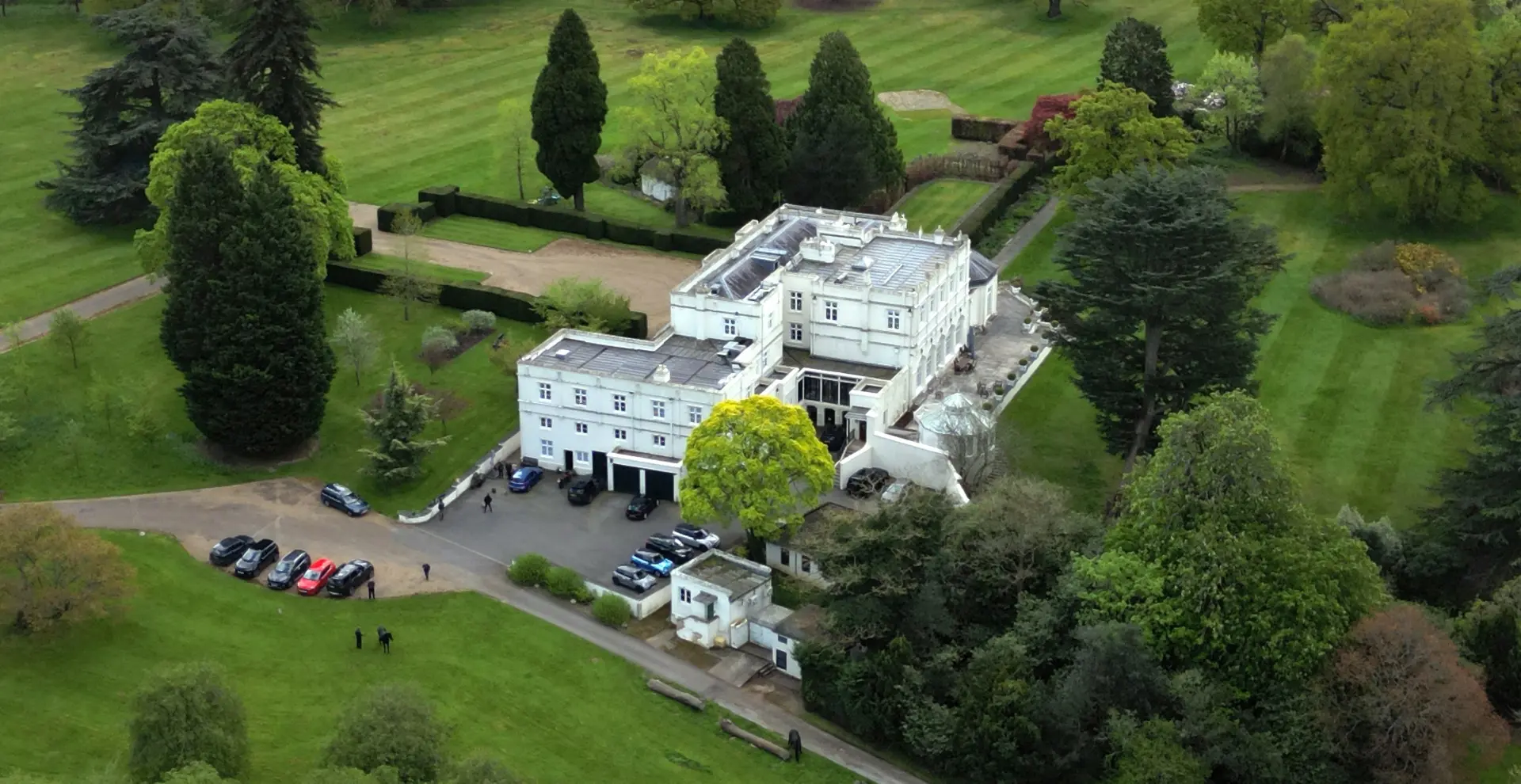 與此同時,王室已向他發出正式通知,要求交還位於溫莎、列為二級保護建築的皇家小屋租約 —— 這座擁有 30 個房間的大宅,安德魯曾投入至少 750 萬英鎊翻新。(圖:網絡翻攝)