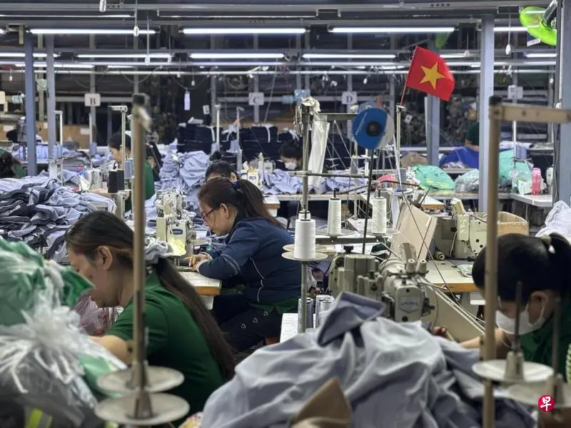 越南工人在胡志明市一家服裝工廠的流水線上工作。 （聯合早報資料圖片）