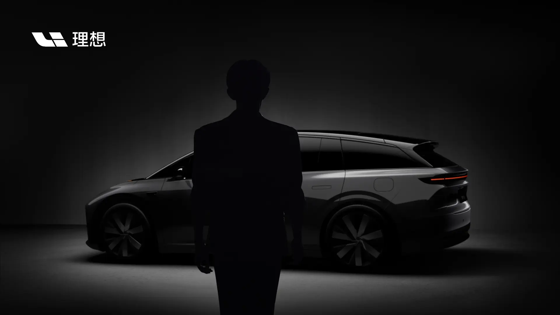 海報中人物的輪廓線條與易烊千璽極為相似，讓代言傳聞顯得言之鑿鑿。(圖：理想汽車微博)