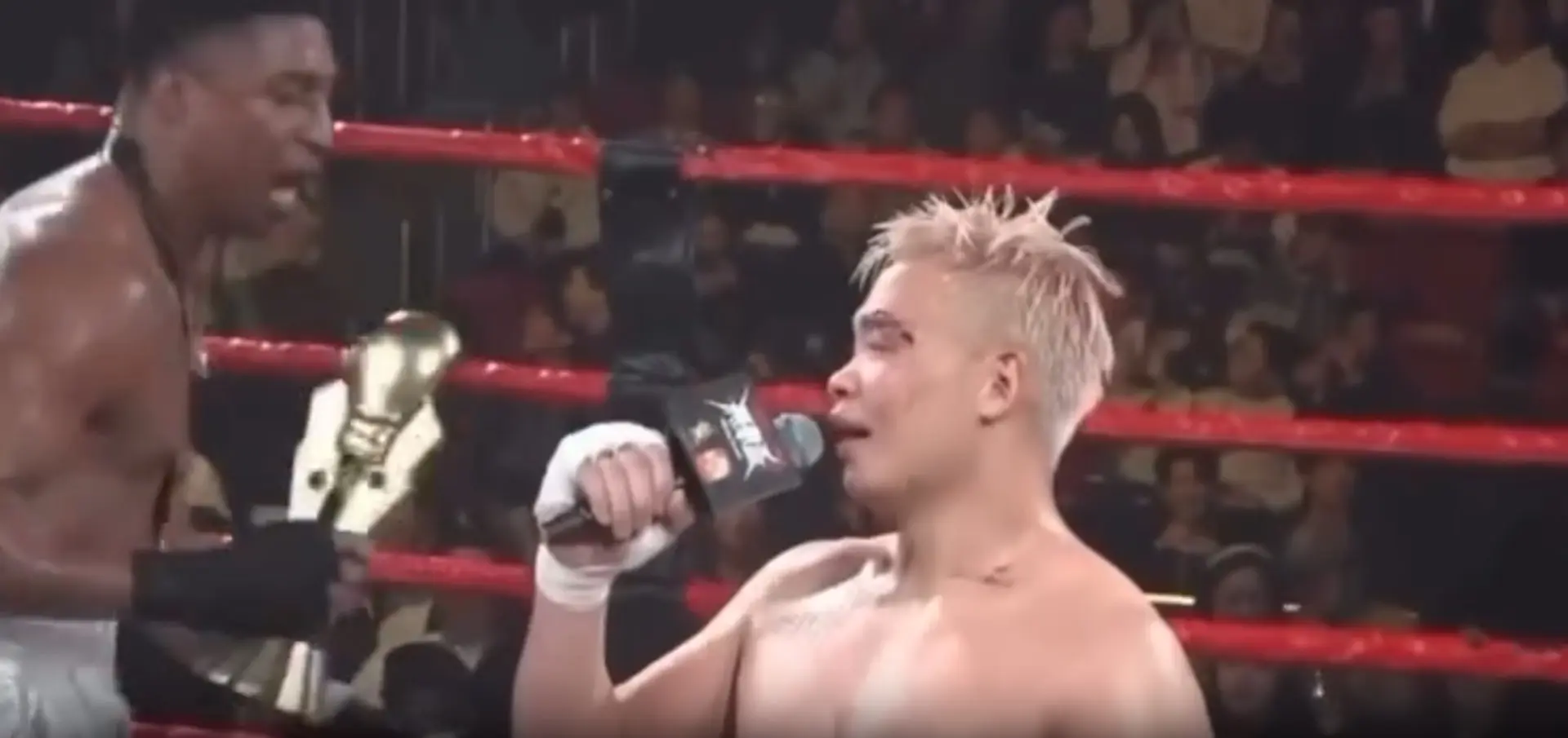 拳證宣布賽果後，全場觀眾齊呼Black Joe的名字，並跟隨赛前約定大叫「爸爸」。羅四海果斷兌現承諾，当场下跪向Black Joe喊出「爸爸」，嚇得Black Joe立即示意他起身。(圖：截圖threads)