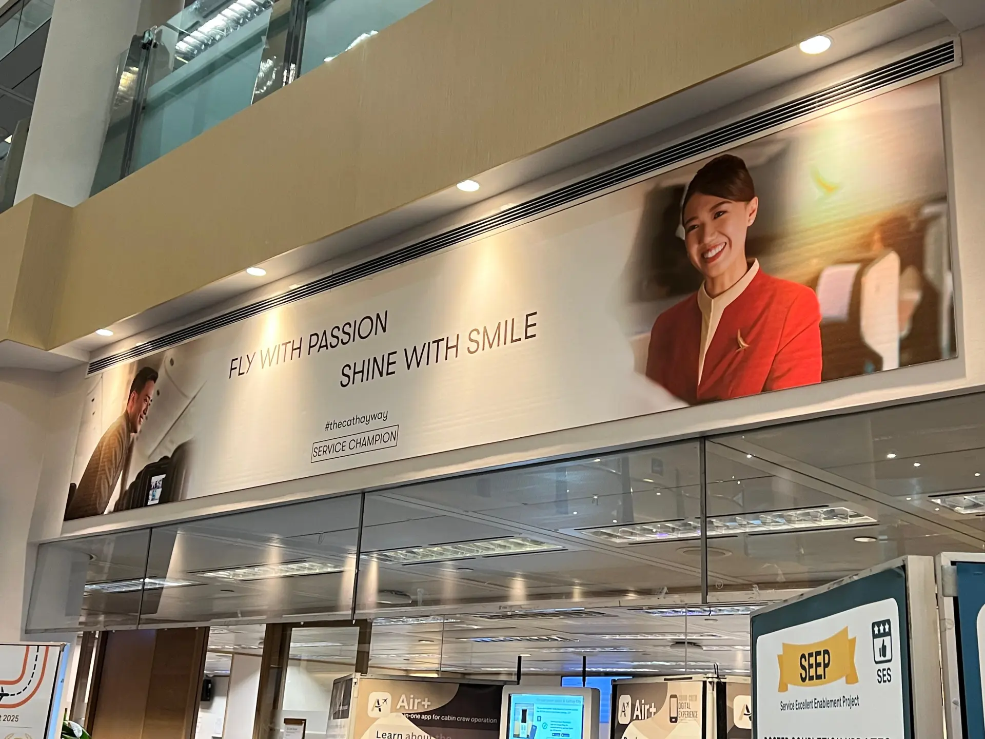 當「Fly with Passion and Shine with Smile」不再只是牆上的標語，而是化為具體的培訓體系與服務標準，這樣的體驗無疑在學生心中種下了對航空業的熱情與憧憬。(圖：陳杰)