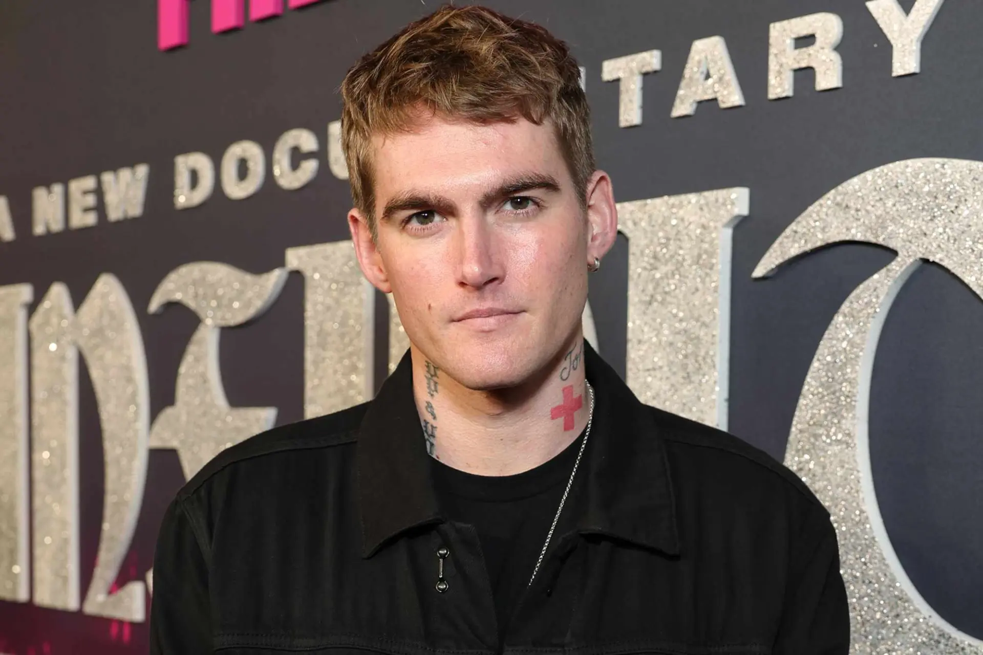 雖然擁有眾人羨慕的家世與外形，Presley 多年來卻長期對抗物質依賴與心理健康問題，人生飽受煎熬。他在 2019 年曾牽涉酒後駕駛事件；其後在 podcast 節目《Studio 22》分享，自己長期受抑鬱症與相關精神問題困擾。(圖：網絡截圖)
