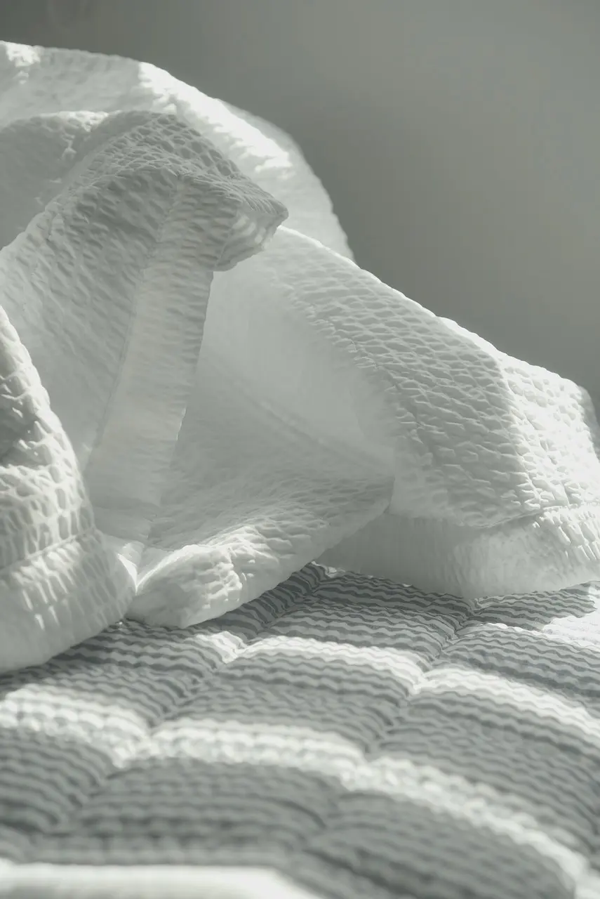 不同材質的被子搭配順序大有學問，蓋對了才能整夜暖呼呼。（示意圖來源：pixabay）