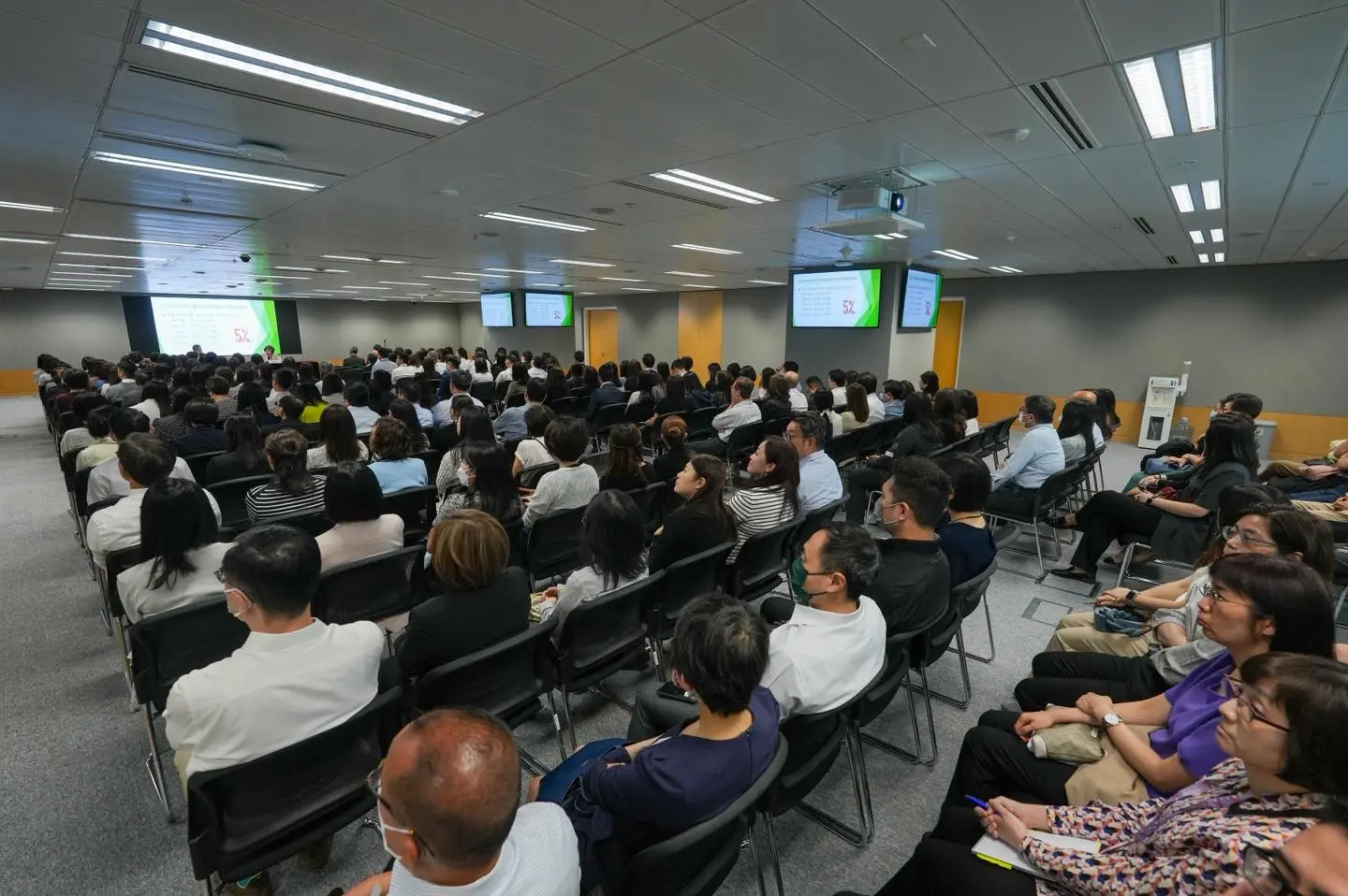 有基層公務員私下抱怨：「咁樣搞落去，淨係諗住點樣自保啦」，亦有人擔心制度淪為高層「數字遊戲」。​(圖：楊何蓓茵@FB)