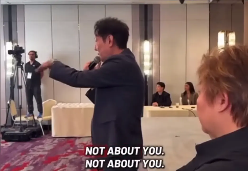 第74屆環球小姐佩綬帶儀式（sash）上，墨西哥小姐（Fátima Bosch）遭賽事高層納瓦特（Nawat Itsaragrisil）公開斥責，引發多名佳麗集體退場抗議。（視頻截圖來源：  Asia Now@YouTube）