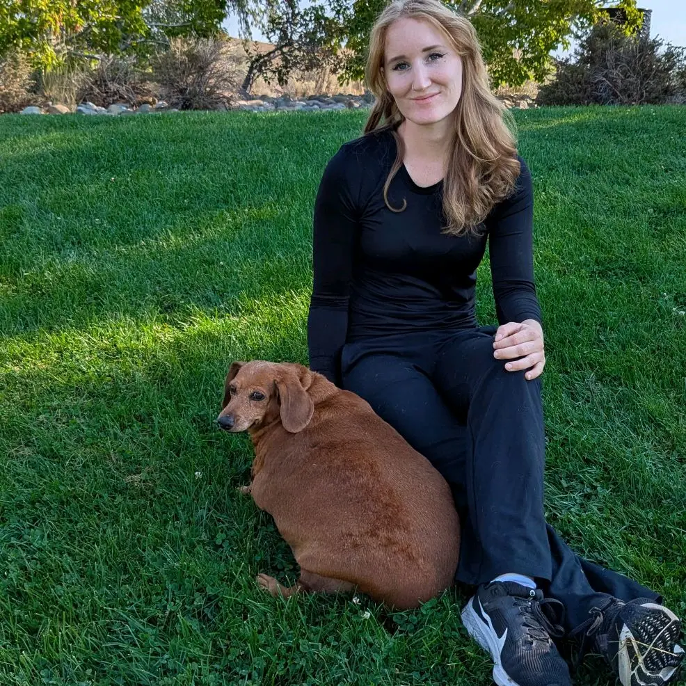 美國護理師泰根（Tegan Strickland）與 24 公斤臘腸犬黛西（Daisy）的合照。（來源：day_by_daisy@tiktok）