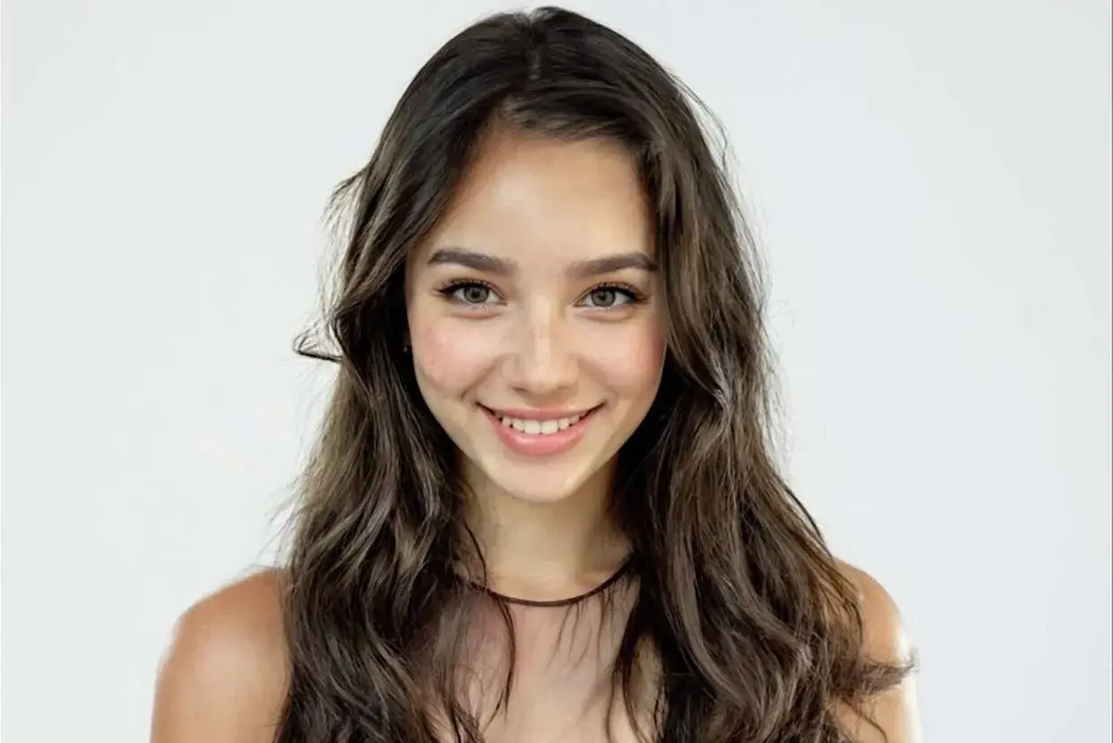 這位擁有棕色眼睛與英國口音的 20 多歲虛擬演員，並非傳統靜態頭像，而是能進行即興對話、發表獨白、即時回應時事，並可根據不同平台調整語氣內容。(圖：網絡翻攝)