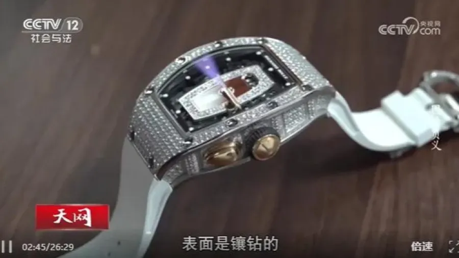 【上海奇案】男偷好友300萬限量名表送女友挽回感情 女友網售變現令案件敗露 判監10年的封面圖片