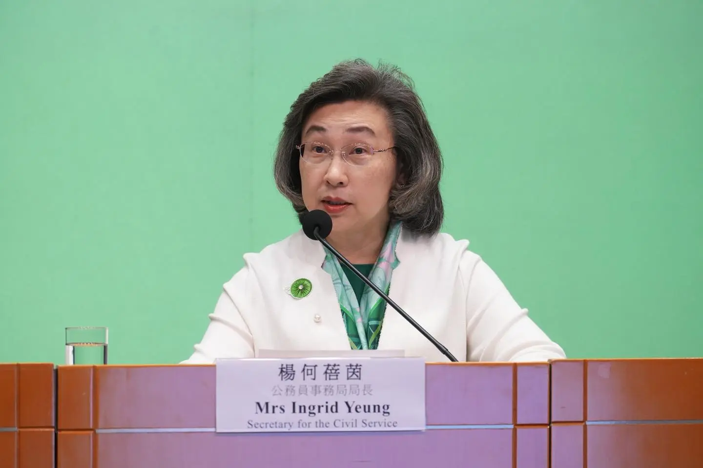 楊何蓓茵指出實際評核結果卻呈現「大部份人集中在前段」的畸形分布，不符合「鐘形」的正常統計規律。​(圖：楊何蓓茵@FB)