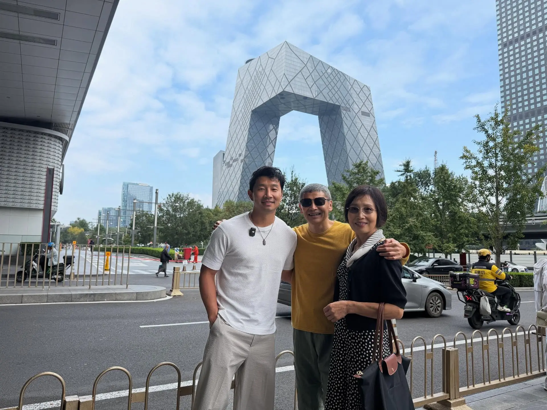 這些支持者表示，劉思慕在國外的言論不應影響他在中國的生活體驗，並強調家庭的價值與團聚的重要性。(圖：Simu Liu@threads)