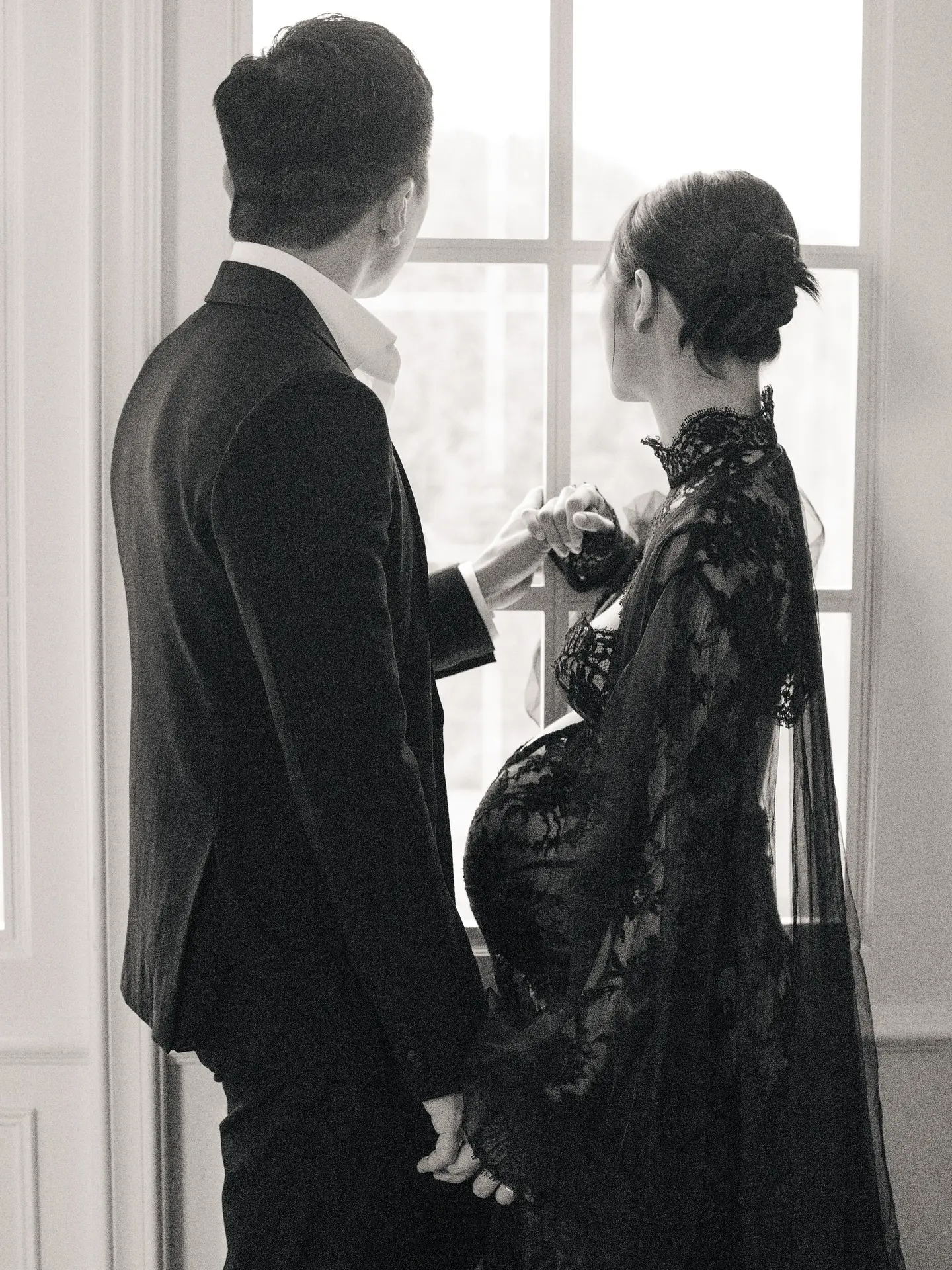 張寶兒以全黑色喱士貼身拖地晚裝上陣，透視設計完美勾勒身段，豐滿側乳外露，既性感又高貴。(圖：Bowie Cheung 張寶兒@FB)