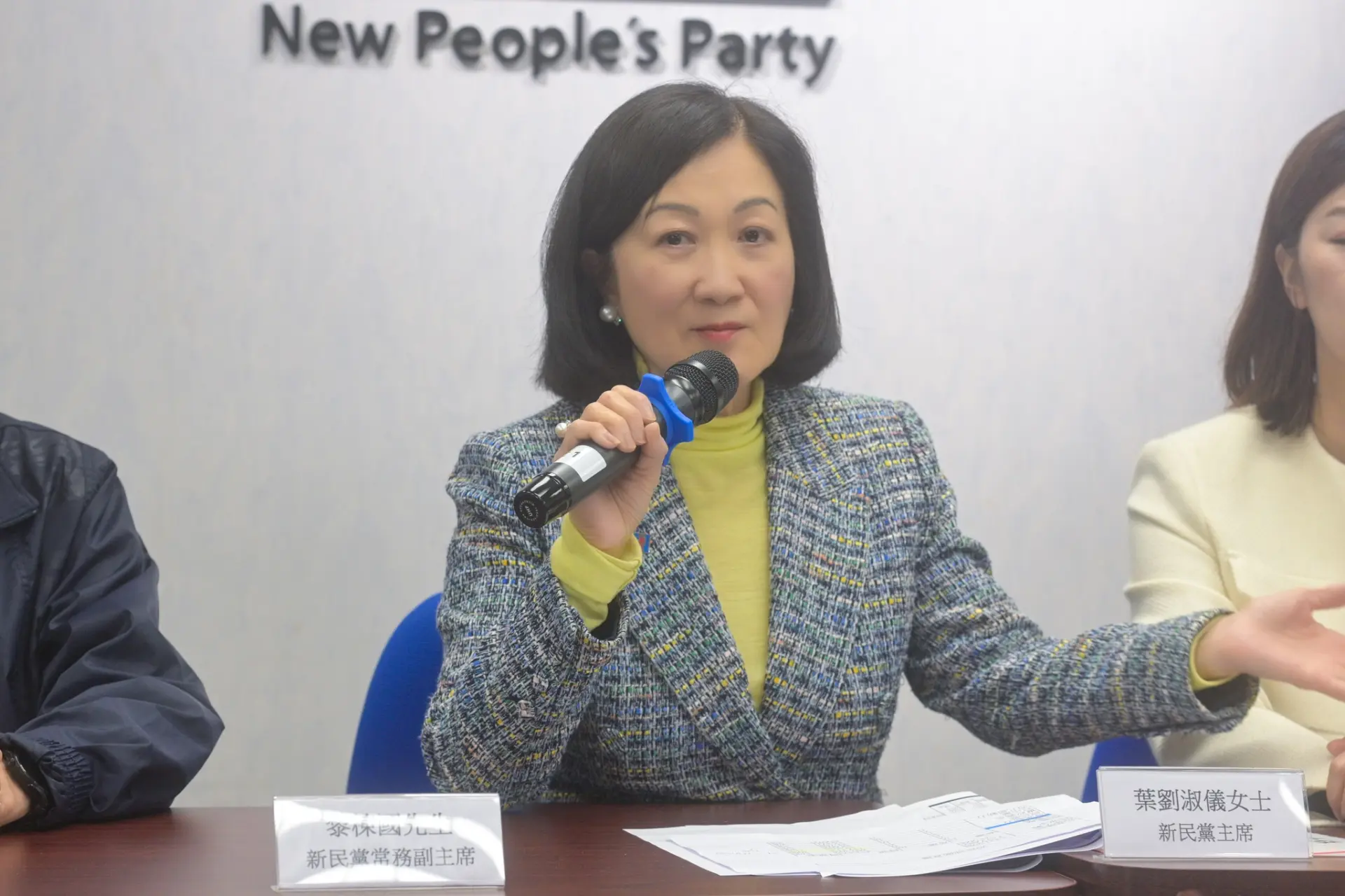 行會召集人葉劉淑儀指出，根據《防止賄賂條例》，接受航程等利益受規管，須先獲許可，「唔係隨便一個朋友請你坐飛機、坐遊艇咁就可以隨便接受」，認為所屬部門應展開調查。(圖：Regina Ip 葉劉淑儀@FB)