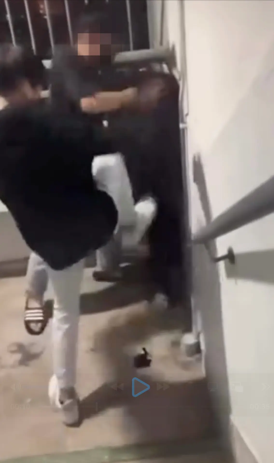 胡男聯同 16 歲的何姓男生對陳女發動襲擊：兩人將陳女逼至牆角，以連環拳擊、膝撞猛攻其頭部及腹部，更多次將她的頭部猛撞牆身。(圖：視頻翻攝)