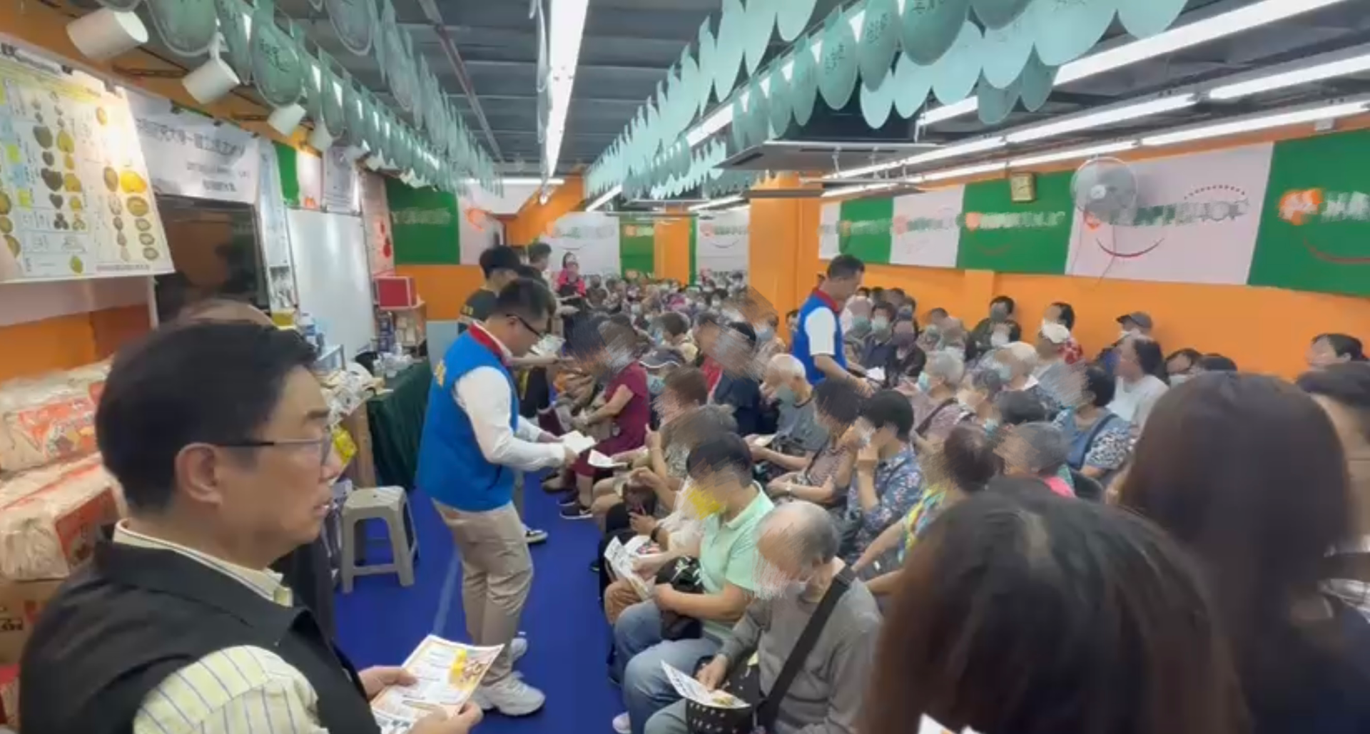 海關及區議員進入一間店鋪，直接向長者宣傳正確消費態度