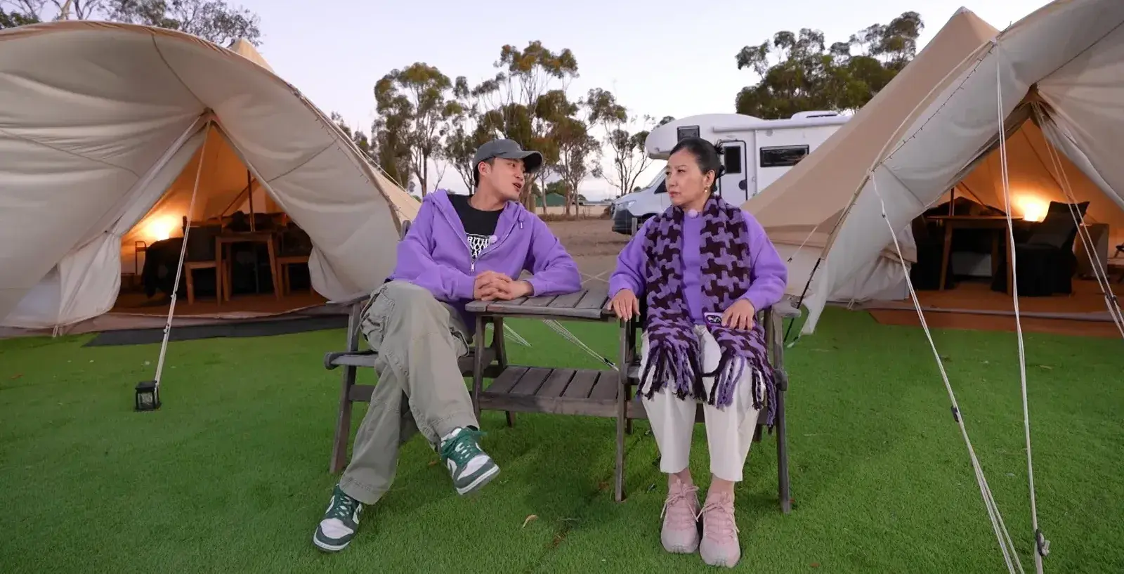 周嘉洛在旅程中除了盡心照顧阿姐，還分享了首次與阿姐合作拍劇的趣怪奇事，更自爆了一件令阿姐大感難以置信的事情，為行程增添不少溫馨與歡樂。(圖： TVB)