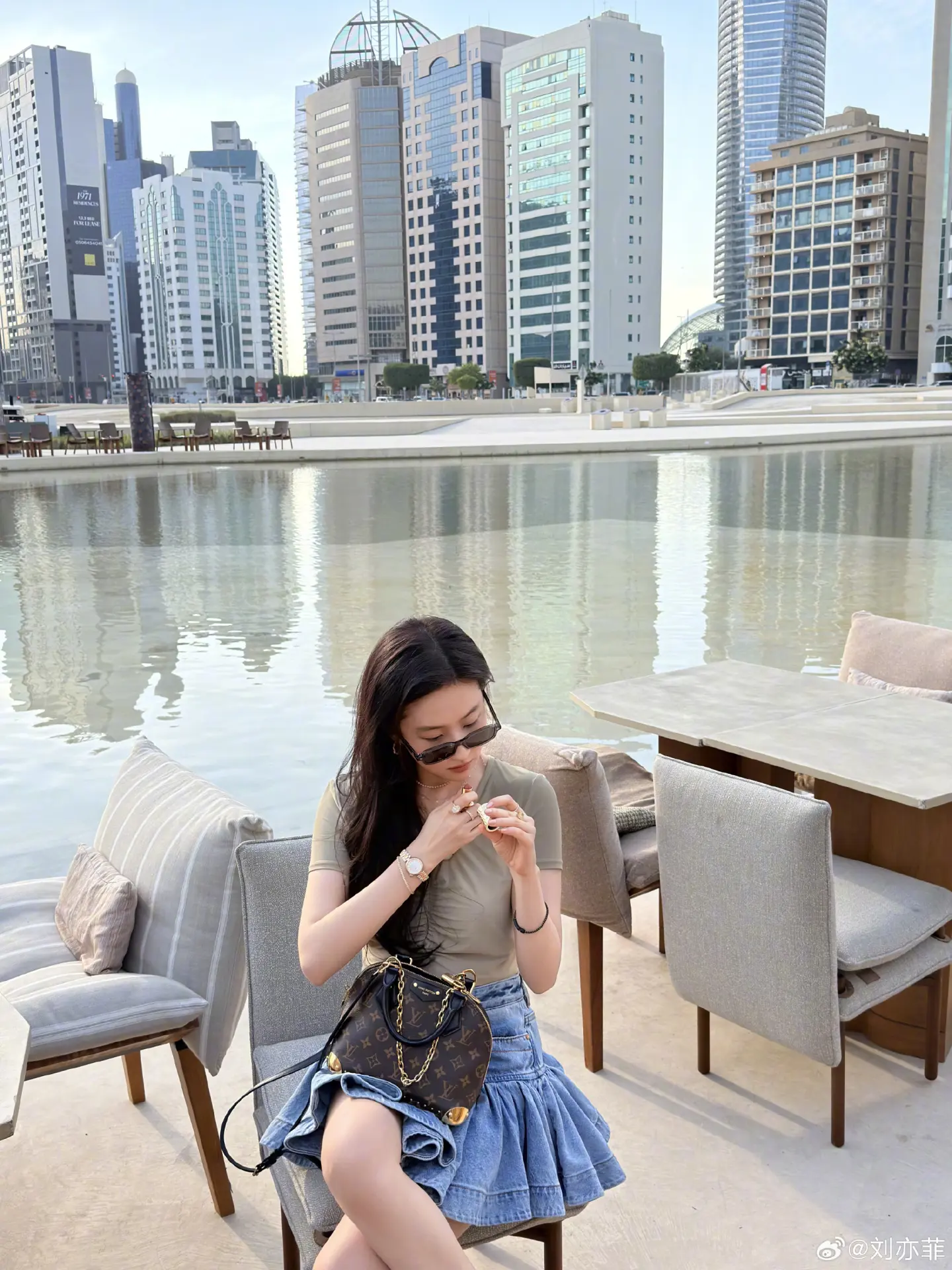 這次緊湊的行程也讓人見識到她的敬業態度。劉亦菲僅在巴黎完成 LV 最新廣告拍攝 4 天後，便馬不停蹄飛赴阿布扎比，无缝銜接兩地工作，完美詮釋了頂級代言人的高效與專業。(圖：刘亦菲@微博)