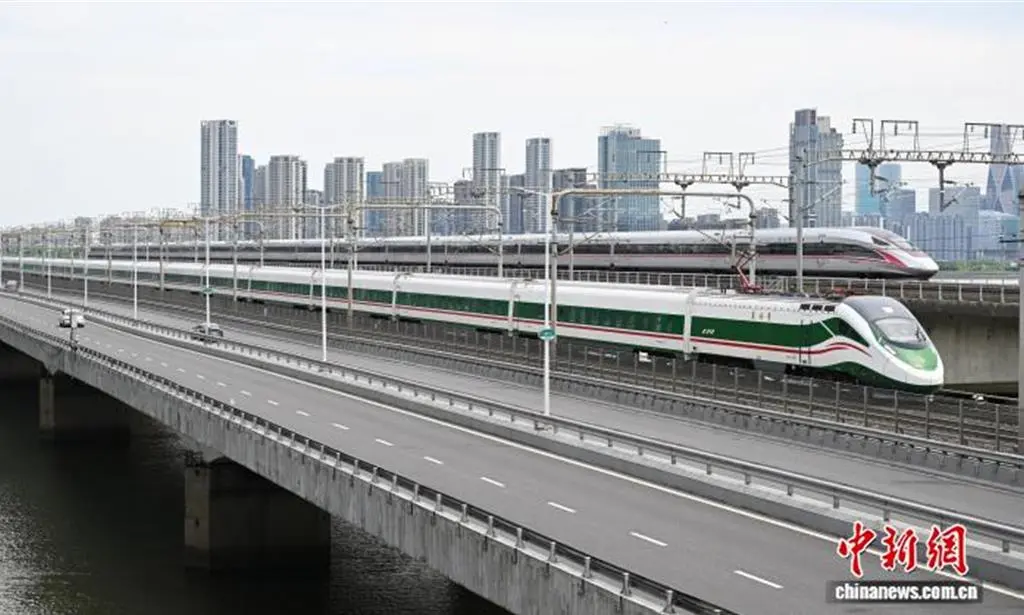 中國鐵路多元經營奏效前5月旅次增5.7％創新高外籍旅客破千萬。圖為5月4日浙江杭州兩列復興號同時穿越錢塘江。（中新社）