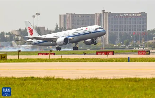圖為2024年8月29日中國國際航空首架C919降落北京首都國際機場。（圖／新華社）