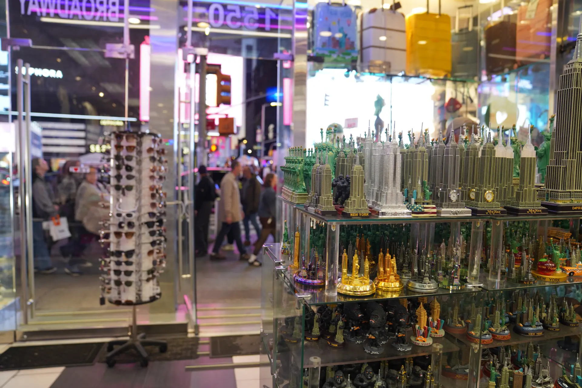 這起關稅風波不僅牽動美國國內消費者的切身利益，更成為檢驗其執政權力邊界的關鍵事件，後續最高法院的裁決與政府「B 計畫」的具體內容，將持續引發各界關注。(圖：新華社)