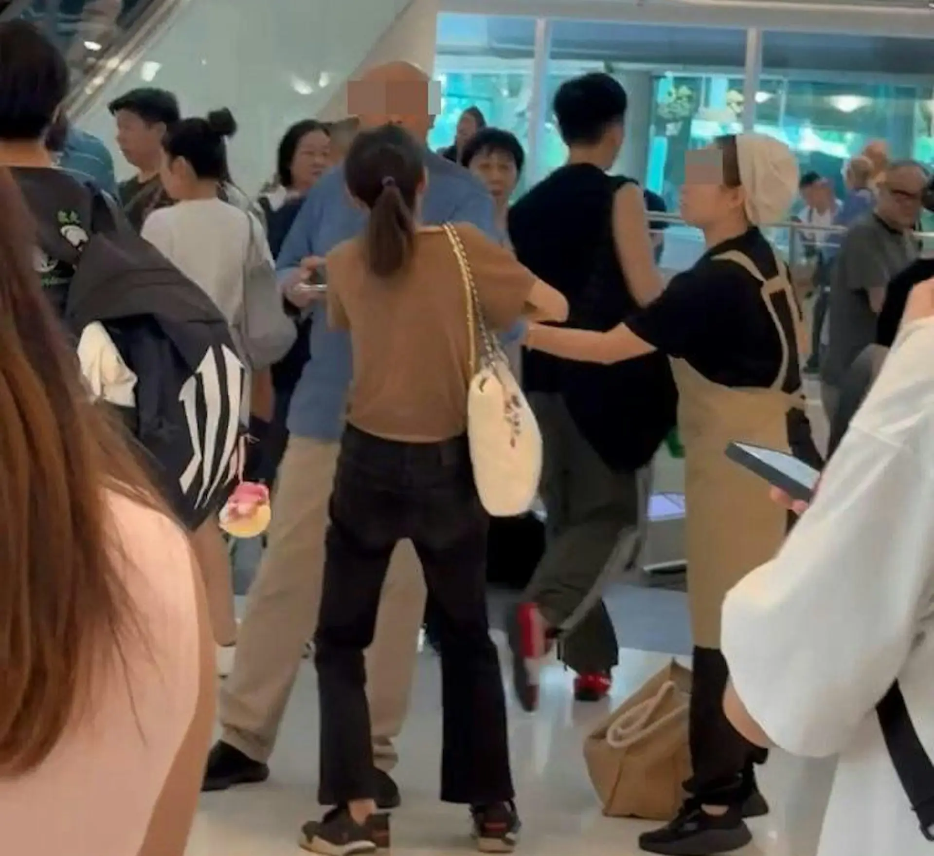 並以「得！你唔（好）嘈住」制止女子繼續求情。短片至此結束，未拍攝後續處理過程。（圖：l.man_crystal@Threads）