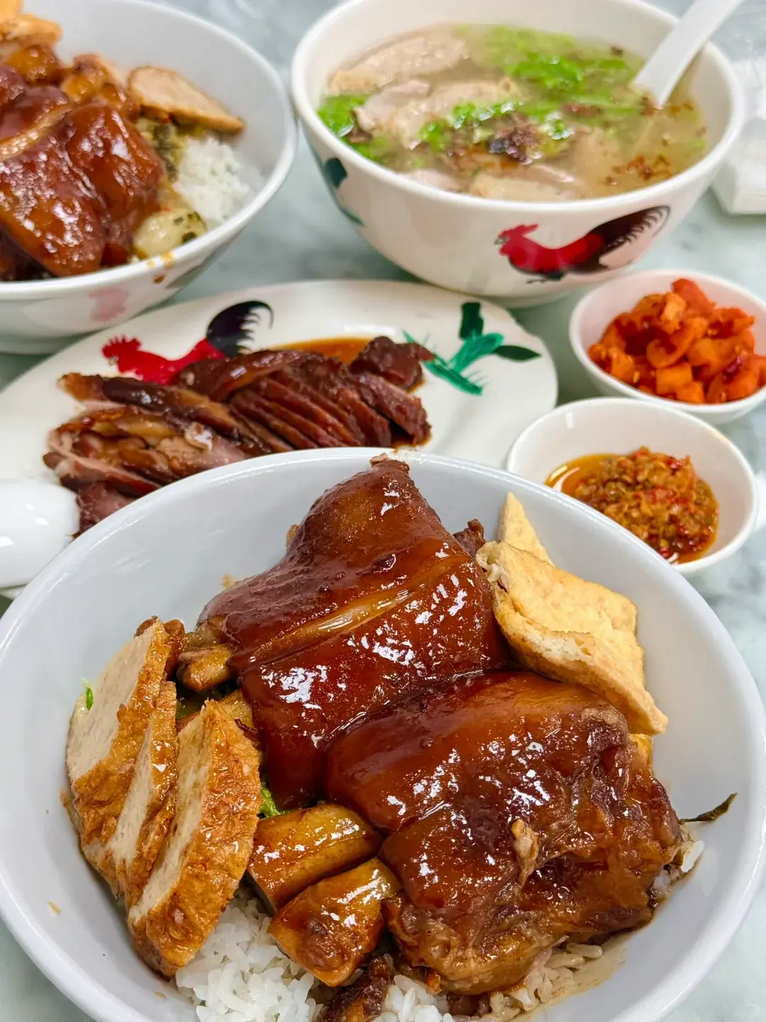 源自廣東惠來縣隆江鎮的傳統美食——隆江豬腳飯，憑藉鹹中帶甜、肥而不膩的獨特鹵汁，搭配軟爛入味的豬腳，出餐快、價格親民，成為上班族與年輕人的日常最愛，不論市區還是鄉鎮，幾乎三步一店、飯點必排隊。（示意圖來源：小紅書網友）