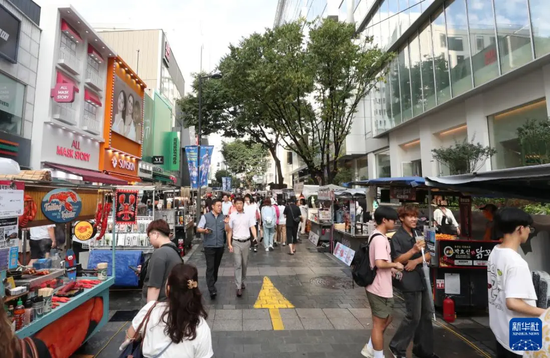 遊客在韓國首爾明洞商圈遊覽 新華社