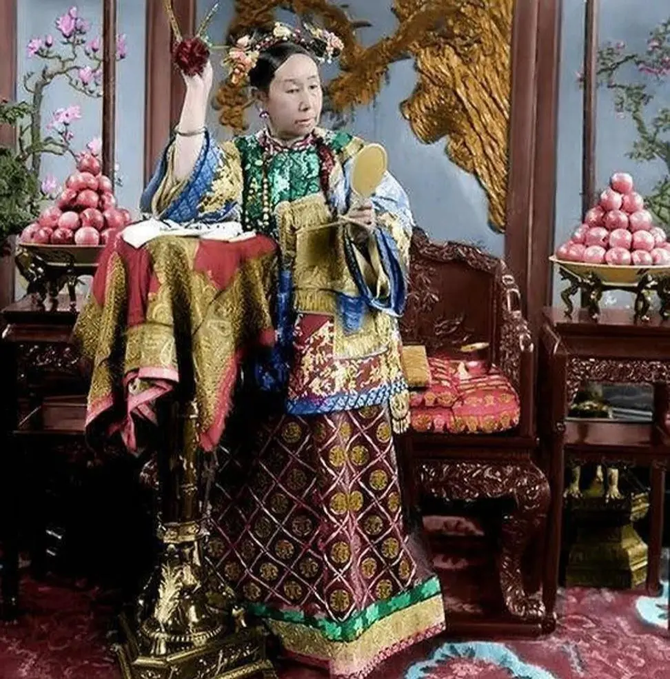 作為太後，她的衣著講究層層疊疊，從貼身內衣到繡龍鳳的華貴外袍，每件都鑲嵌珠寶，沈重又精緻。（示意圖來源：網絡）