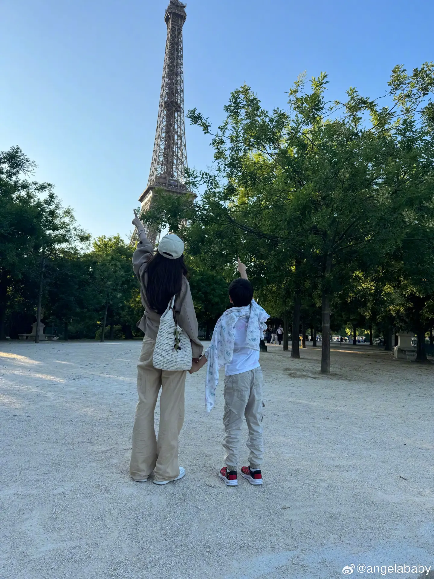 截至發稿，Angelababy及其工作室尚未對相關爭議作出回應。但這場熱議無疑折射出公眾人物育兒的兩難——既難以完全規避公眾視線，又渴望給孩子一個不受打擾的成長空間。(圖：angelababy@微博)