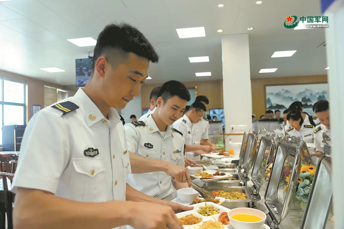 解放軍東部戰區海軍某作戰支援艦支隊官兵就餐。( 中國軍網)