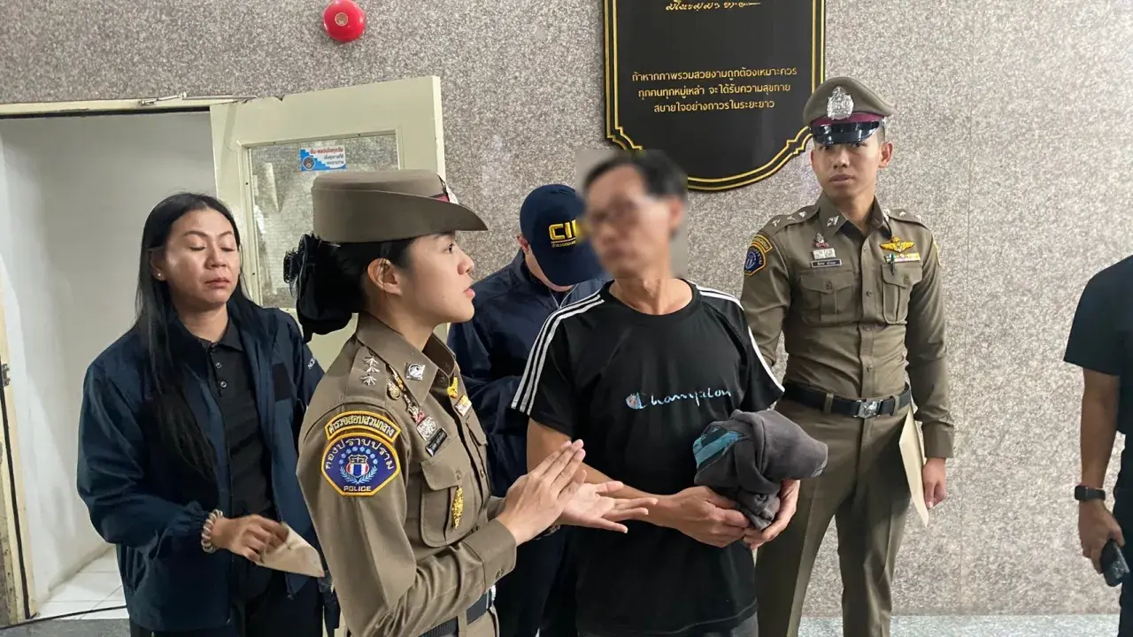 值得注意的是，在泰國警方訊問過程中，梅耀強雖然承認了自己的身份及潛逃經歷，但拒絕就1989年香港龍蝦灣謀殺案的具體細節發表任何評論，也未進一步交代當年的作案經過。(圖：《曼谷郵報》)