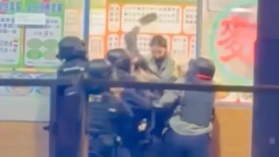 上水食肆女顧客手機付款失敗發難  持刀砍警盾牌涉三罪被捕 涉事女子手部受傷送院扣留調查的封面圖片