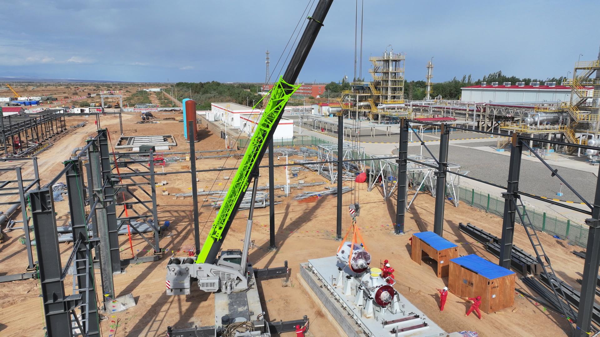 塔里木油田正對40兆帕高壓大排量離心式注氣壓縮機進行吊裝。