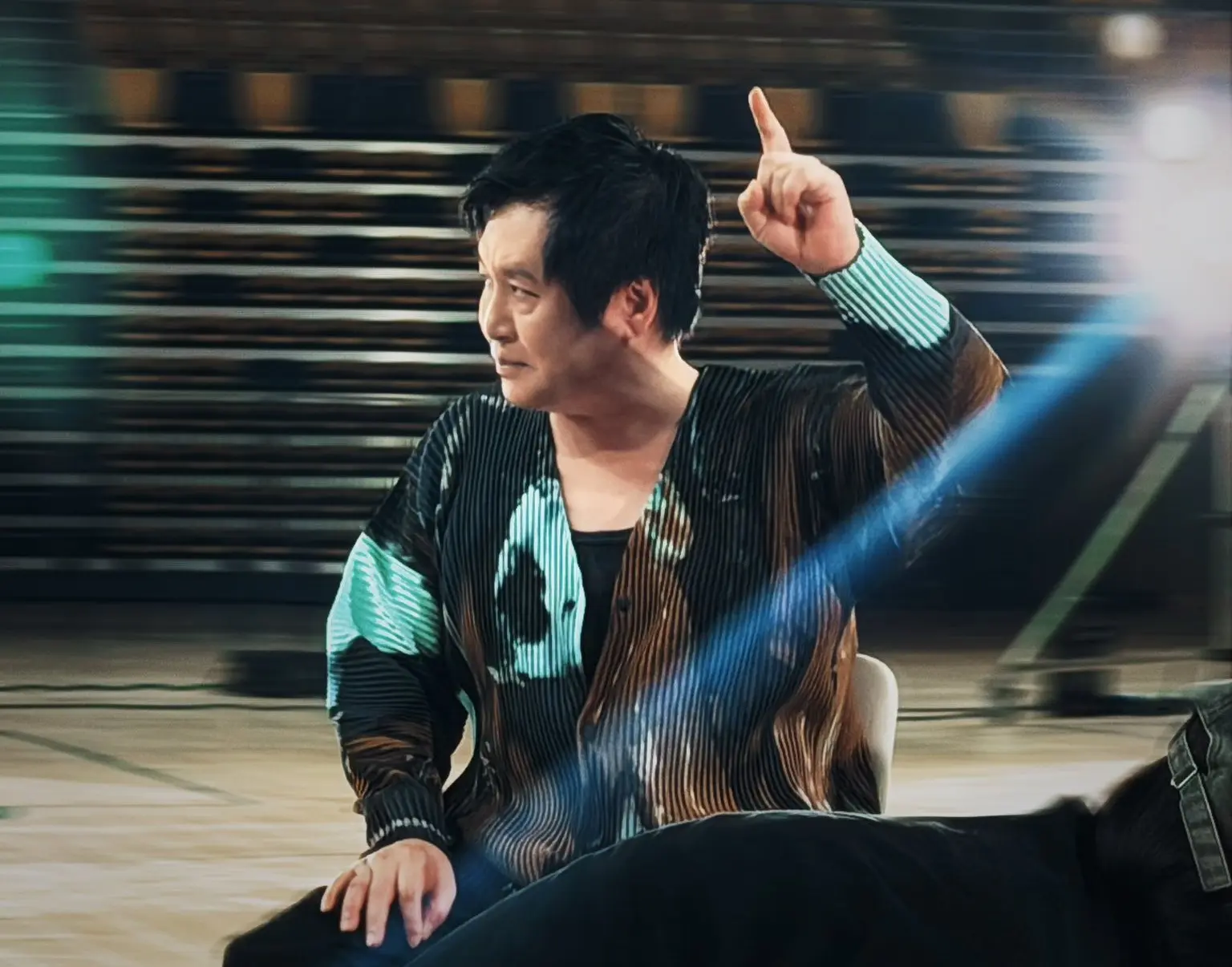 63 歲台灣歌手鄭智化因罹患小兒麻痺症不良於行，需長期依賴輪椅與拐杖代步。近日，他在深圳機場的登機經歷引發軒然大波，從最初的公開指責到後續的公開致歉，事件發展數度逆轉。(圖：鄭智化@FB)