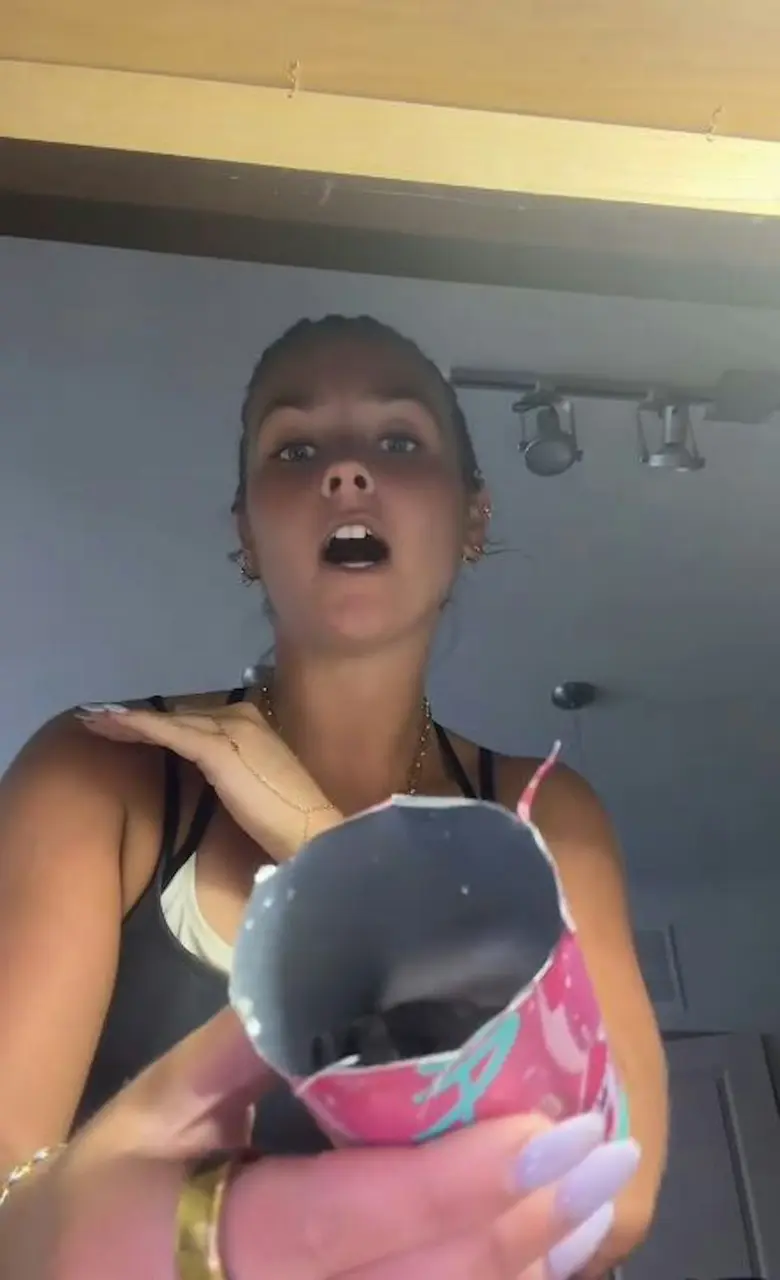美國一名女子喝能量飲料時，快見底時吸到毛狀異物，剪開罐子驚見完整鼠屍後崩潰，其發布抖音影片控訴引造假質疑，衛生部門未回應，影片已被刪除。（來源：chandlermanusky@TikTok）