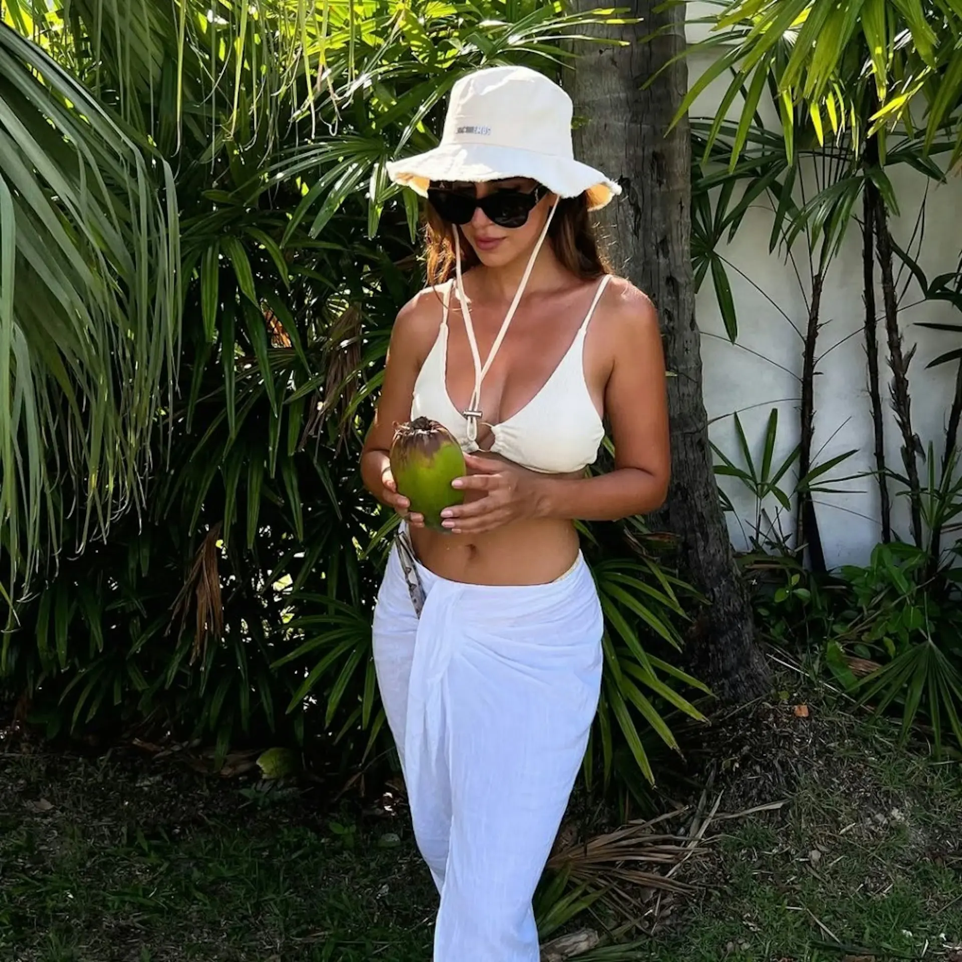 Shakila Mohazab 身高 1 米 63，其 Instagram 帳戶標註了某模特兒公司資料，兼具演員與模特兒雙重身份。(圖： IG翻攝)