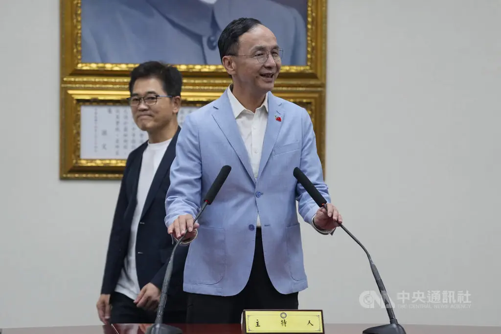 國民黨18日舉行黨主席選舉,晚間開票尚未結束,黨主席朱立倫(前)抵達黨中央準備發表談話。後為國民黨秘書長黃健庭。中央社