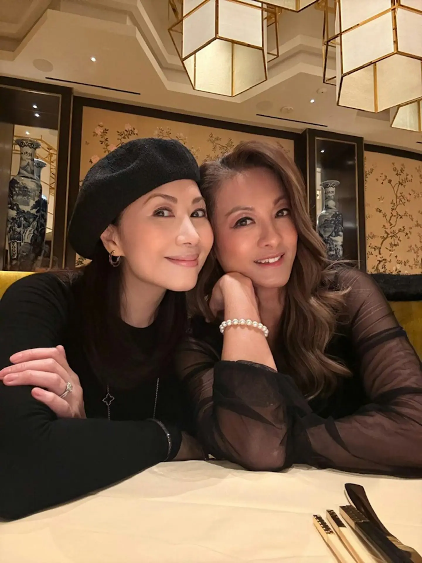 1987 年港姐冠軍楊寶玲（Pauline）的近況透過同屆季軍林穎嫺的社交平台曝光，兩位年逾半百的美人在美國拉斯維加斯相聚，其凍齡狀態與深厚友情引發網民熱議。(圖：林穎嫺@FB)