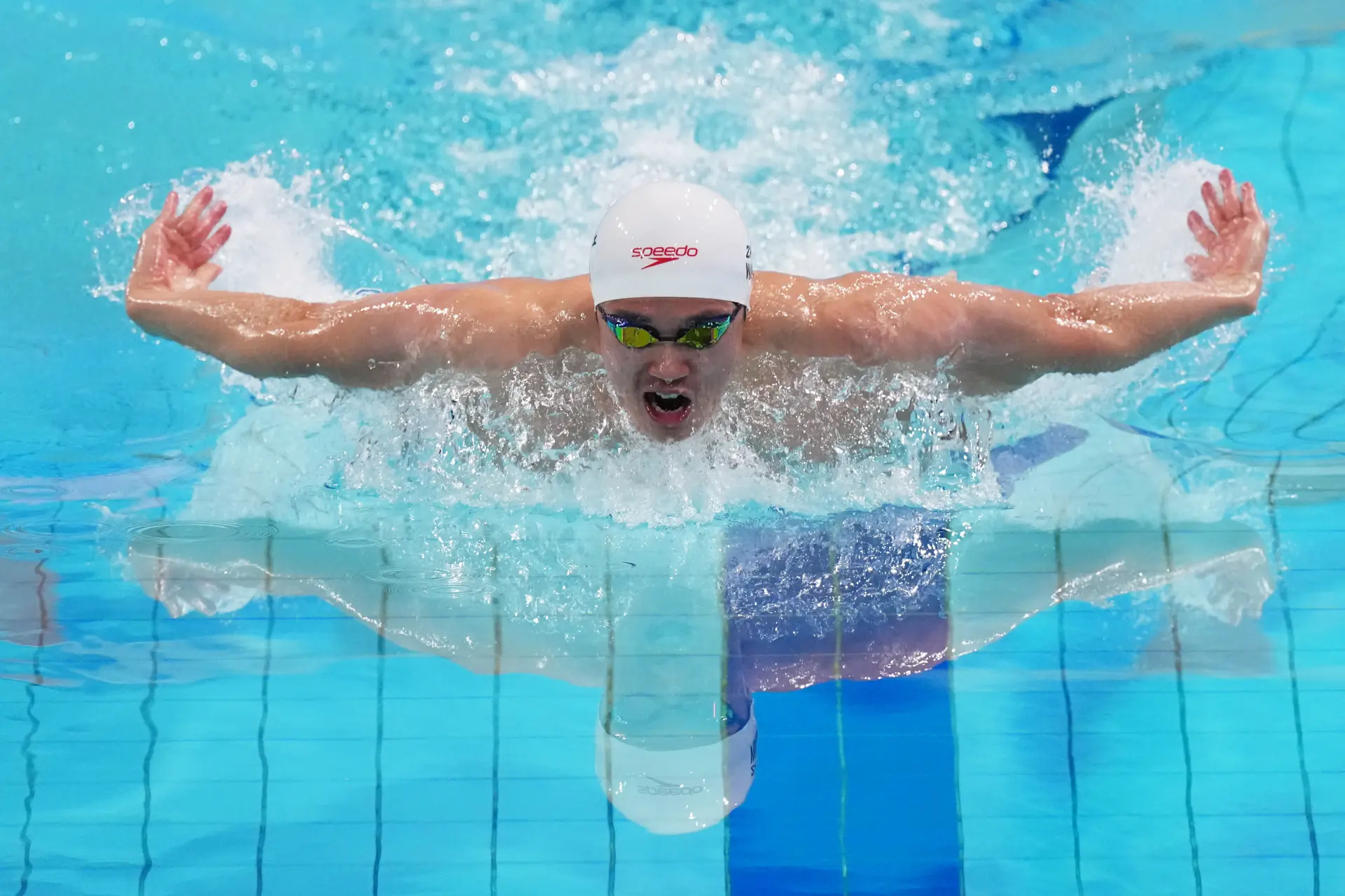 決賽發令槍響，此前預賽的低迷徹底煙消雲散。汪順從入水瞬間便展現出領軍人物的霸氣，蝶泳階段就確立領先優勢，仰泳、蛙泳環節穩步鞏固優勢，自由泳階段更是沒給對手任何反超機會。(圖：新華社)