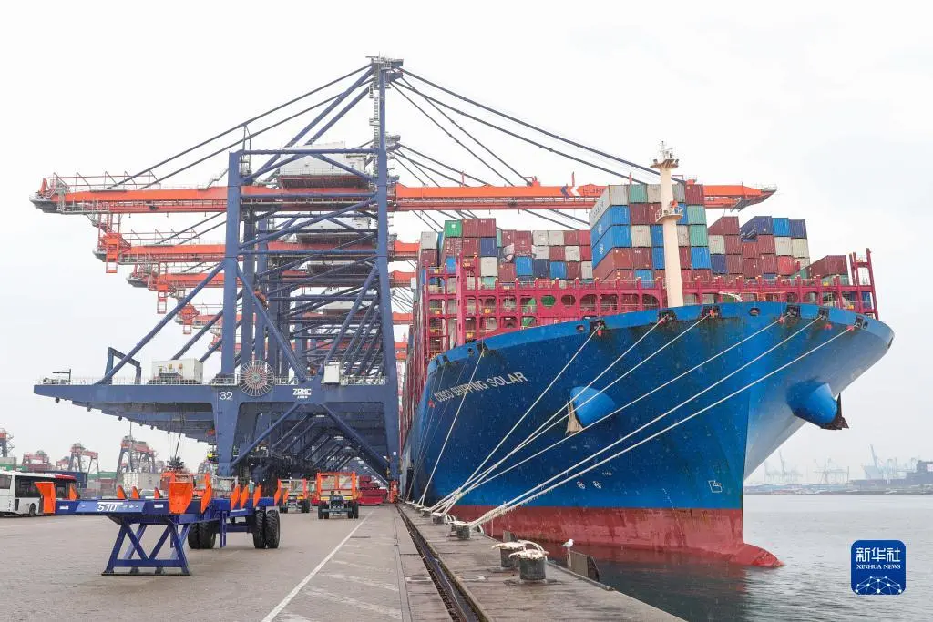 一艘中遠海運集團貨輪停靠在荷蘭鹿特丹港。據瞭解，迪爾克家安裝的中國產太陽能設備經海路到達荷蘭鹿特丹港後轉運至德國。新華社