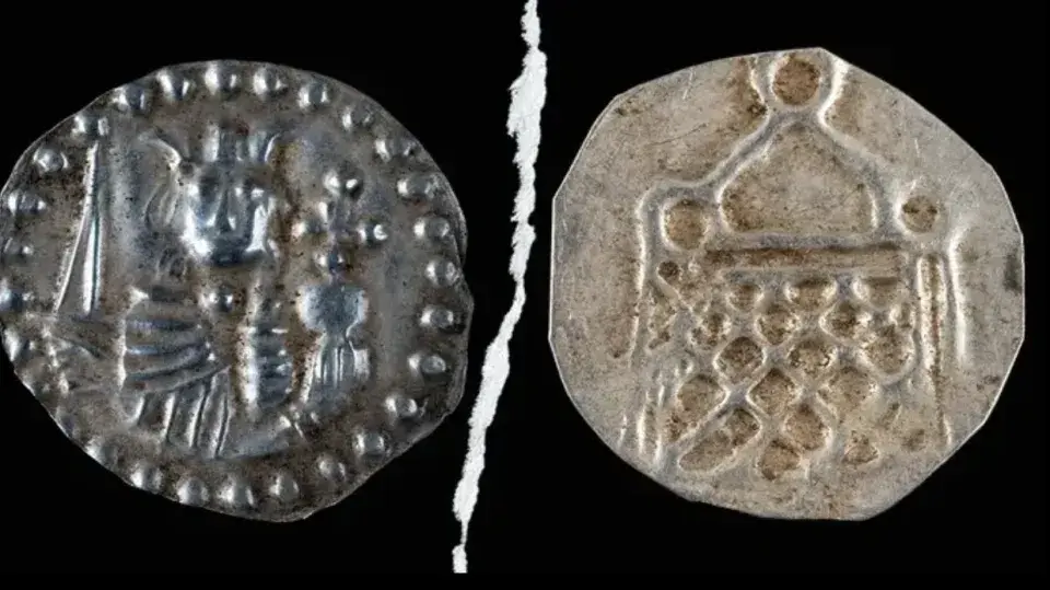 瑞典一名釣客在避暑別墅附近挖蚯蚓當餌料時，意外挖出裝滿銀幣、戒指的銅鍋。這批重達6公斤的寶藏含2萬枚銀幣，不乏12世紀稀有品，已依法上交待國家贖回。（來源：網絡）