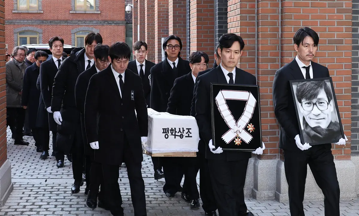 扶靈環節由安聖基的圈中好友與合作夥伴擔任，包括《實尾島》薛景求、《火海108》朴哲民、《韓山島海戰》朴海日，以及朱智勳、劉智泰、趙宇鎮共6人，緩步將靈柩抬入教堂，每一個動作都充滿不舍。(圖：網絡截圖)