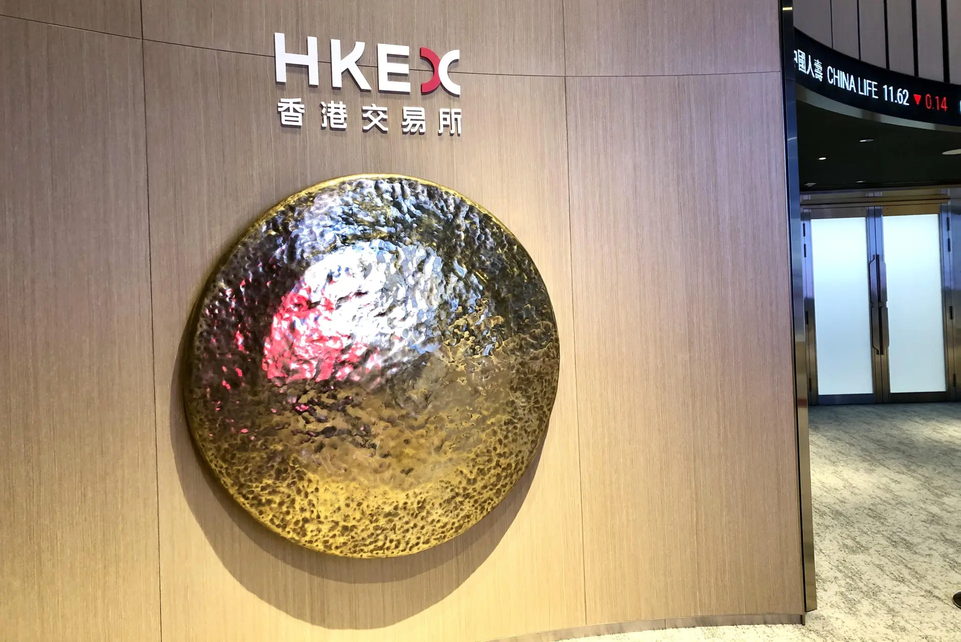 市場分析人士表示，瀾起科技作為中國晶片設計領域的代表性企業，此次港股IPO獲得706倍超額認購及暗盤強勢表現，不僅反映出資本對晶片設計、AI相關賽道的強烈看好，也進一步印證了港股作為中國優質資產融資平台的核心價值。(圖：網絡截圖)