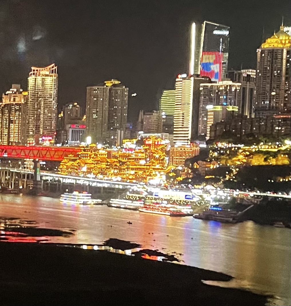 倚江盡帶黃金甲的重慶紅崖洞。王善勇攝