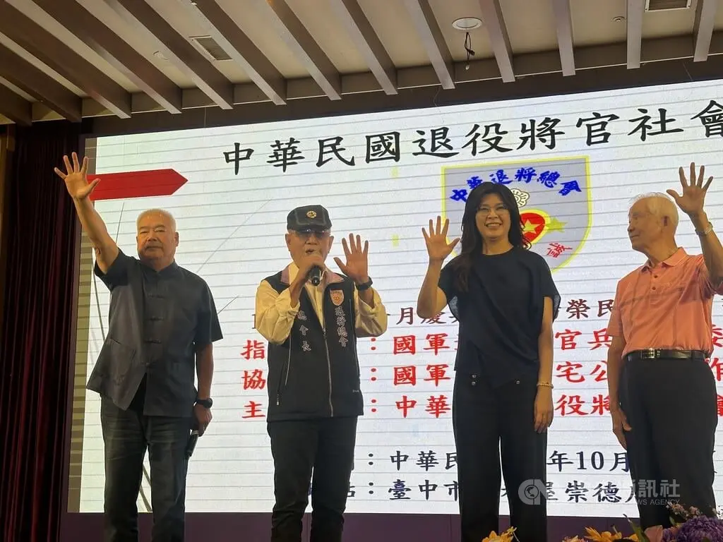 國民黨主席候選人鄭麗文（右2）15日出席退役將官社會服務總會會員大會，她呼籲大家踴躍投票，讓國民黨脫胎換骨，展現新氣象。中央社