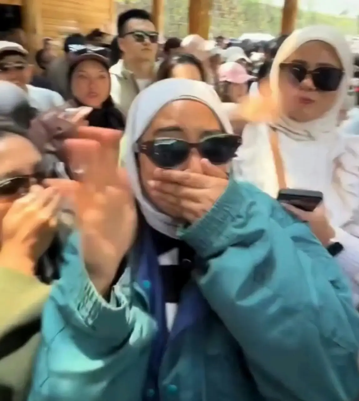 馬來西亞女子諾阿希金（Nur Asyiqin Mohd Dalil）赴中國旅遊期間，拍片嘲諷中國民眾不愛乾淨、身上有異味，言行引發網友強烈不滿，加上旅途多項失禮行為備受抨擊，最終該女子發布聲明正式道歉。（視頻截圖來源：網絡）