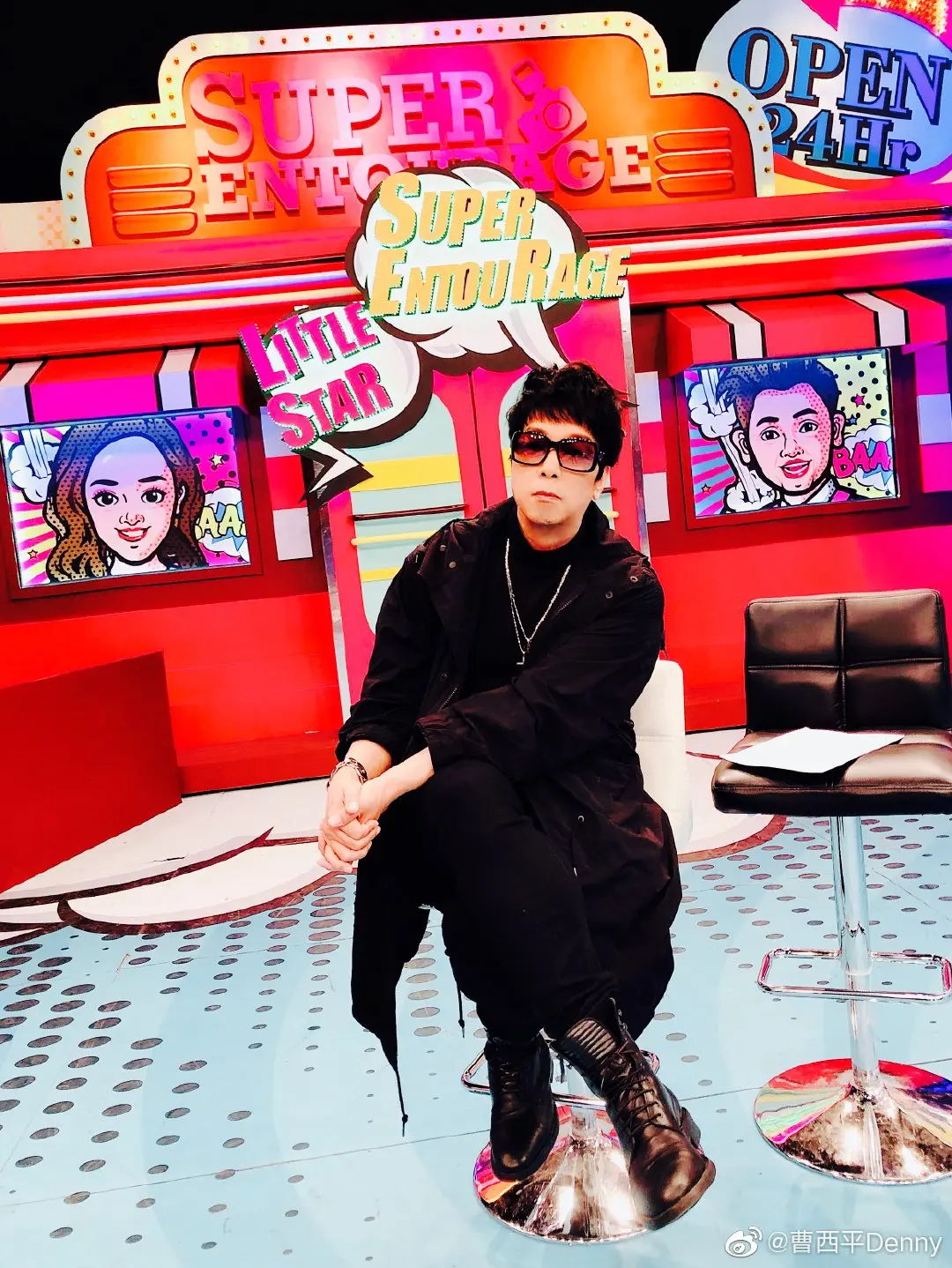 出身醫生世家、排行老四的曹西平，自稱「四哥」，服役期間加入藝工隊，與包偉銘、陽帆等人同期出道，1982年以歌曲〈野性的青春〉走紅歌壇，後轉戰綜藝圈，成為一代觀眾的集體記憶。( 圖：曹西平Denny@微博)