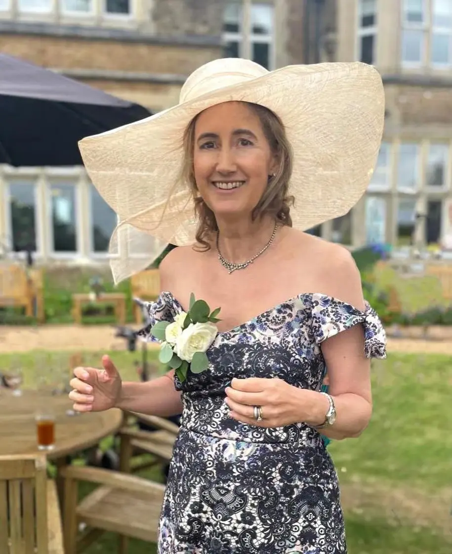 蘇菲的創作生涯可分為兩個階段。24歲時，她以本名Madeleine Wickham發表首部小說《The Tennis Party》，作品一經推出便大受歡迎，躋身暢銷書榜單前十，此後她又以同一名字陸續出版六部作品，在文壇嶄露頭角。(圖：Sophie Kinsella@X)