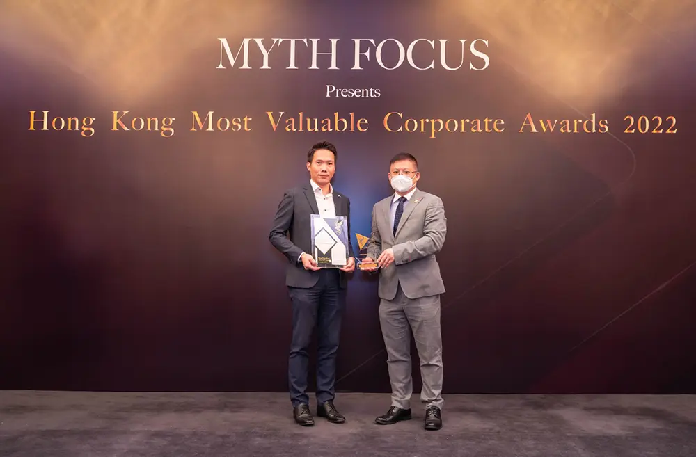 金葉國際（香港）有限公司的行政總裁Kenny Ip， 領取香港獲得2021-2022年度最傑出機電及樓宇工程大奬。(圖：金葉國際官網)