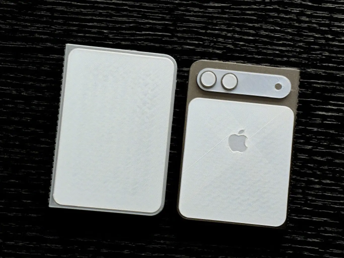 作為蘋果首款折疊屏手機，iPhone Fold的相關消息向來備受關注。有消息稱，這款新機並未跟風安卓陣營折疊螢幕手機的花俏設計，而是堅持並延續了蘋果一貫的簡約設計風格。(圖：微博)